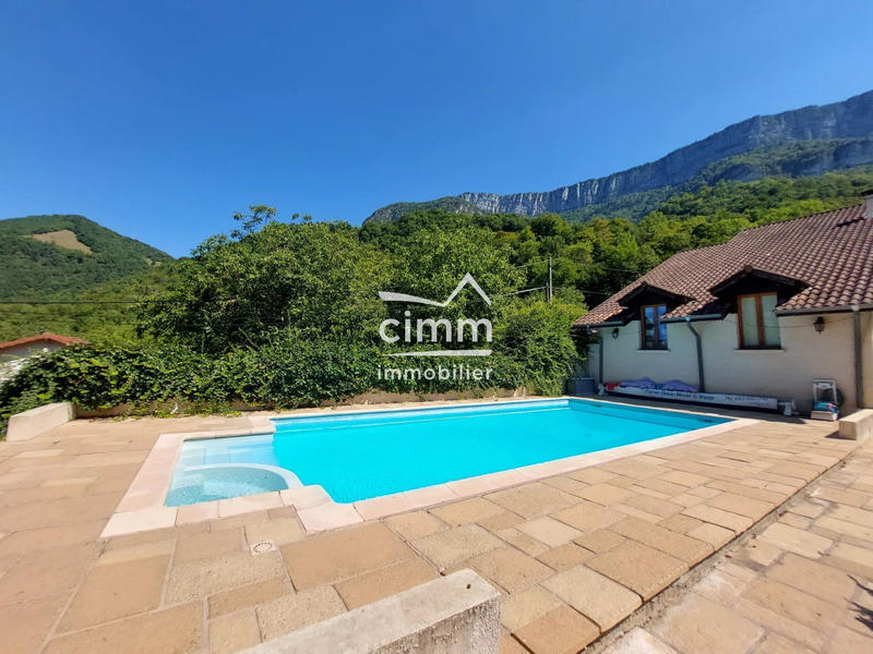 Maison - 215 m² - 7 pièces