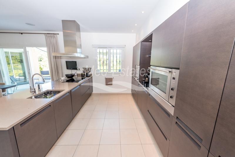 Villa - 261 m² - 6 pièces