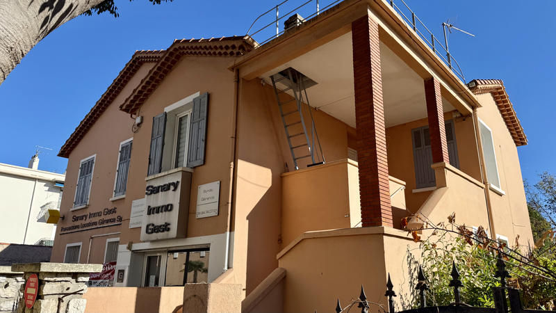 Fonds de commerce - Local commercial - 240 m²