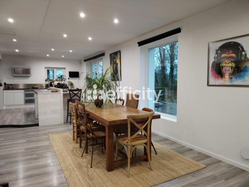 Maison - 210 m² - 8 pièces