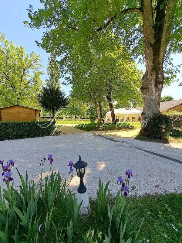 Château - 2 000 m² - 50 pièces