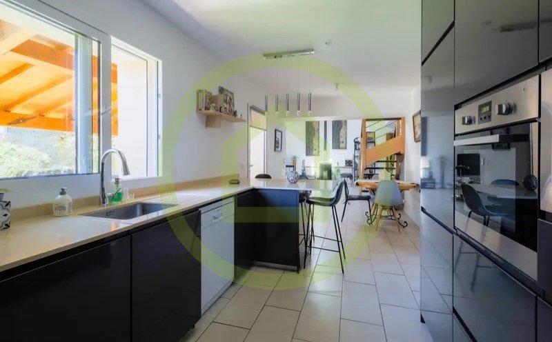 Maison - 215 m² - 9 pièces