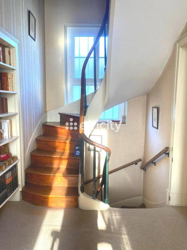 Demeure - 230 m² - 9 pièces