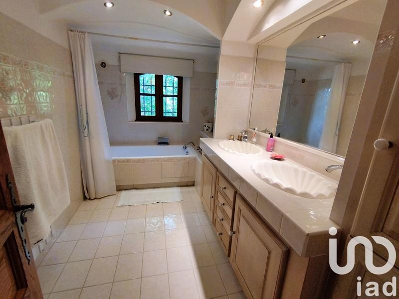 Maison - 202 m² - 7 pièces