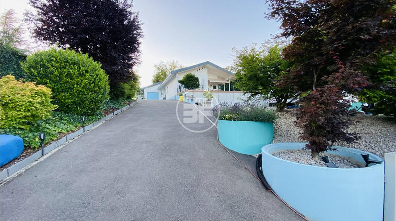 Maison - 240 m² - 5 pièces