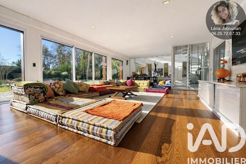 Maison - 1 079 m² - 11 pièces