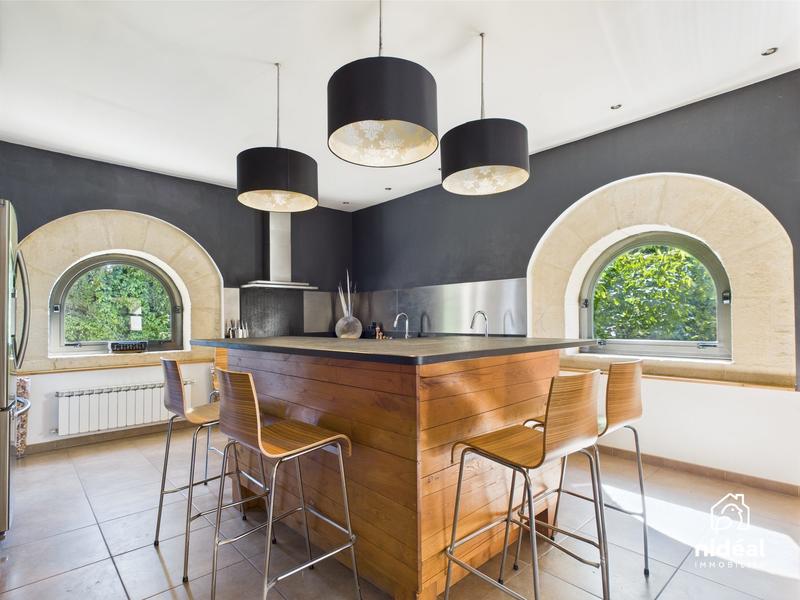 Mas - 350 m² - 13 pièces