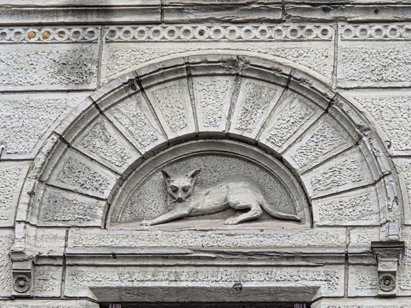 Patrimoine sur le pouce - Chats en façade