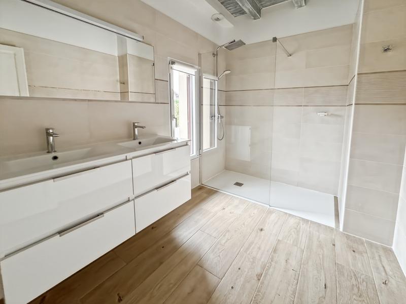 Maison - 230 m² - 7 pièces