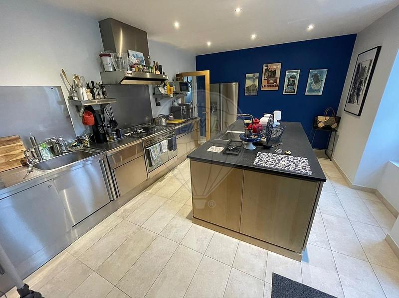 Demeure - 241 m² - 7 pièces