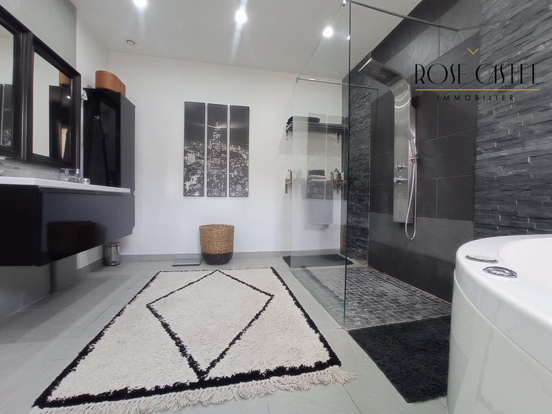 Maison contemporaine - 251 m² - 6 pièces