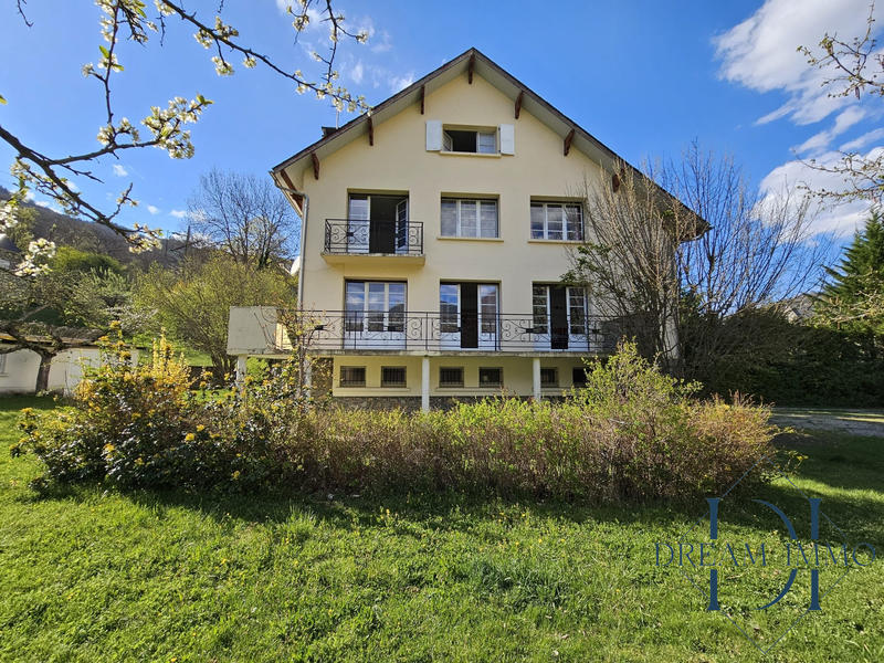 Maison - 240 m² - 10 pièces