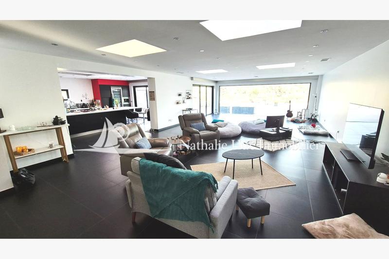 Propriété - 285 m² - 6 pièces