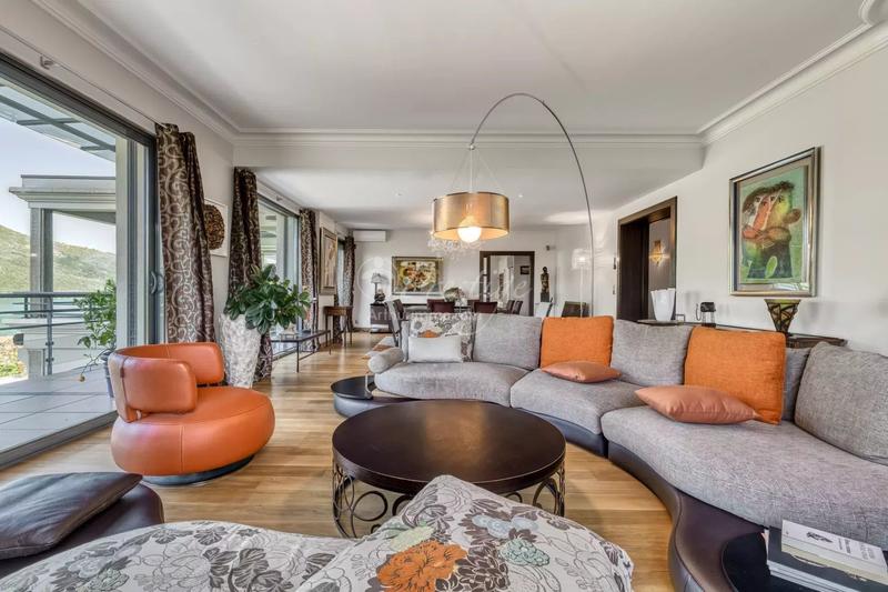 Maison - 452 m² - 12 pièces