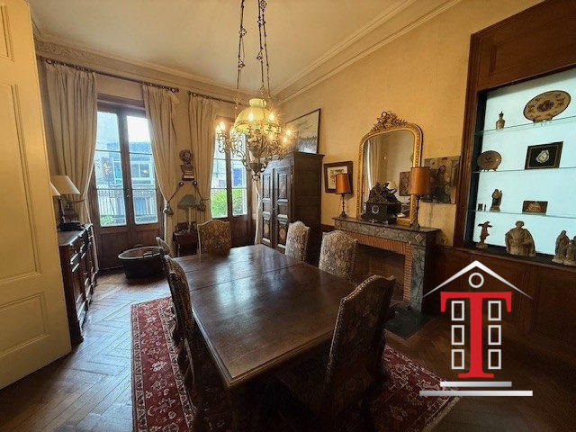 Maison - 400 m² - 18 pièces