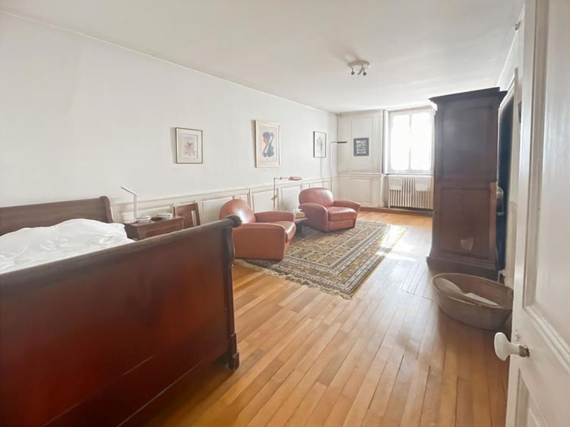 Maison - 335 m² - 12 pièces