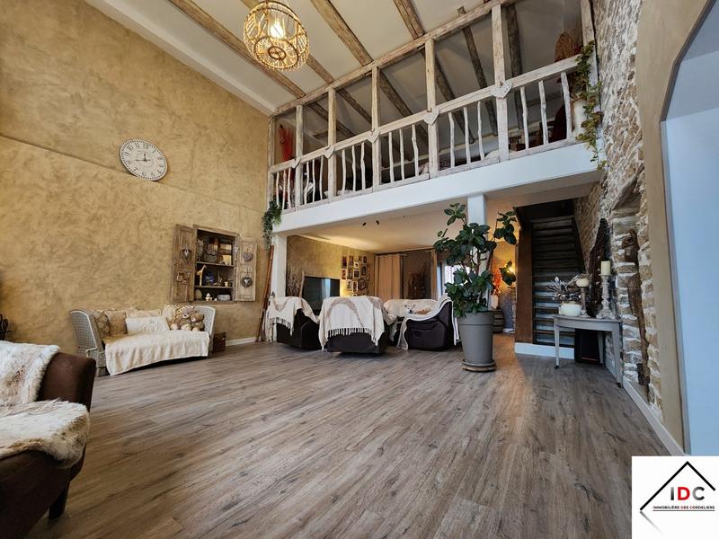 Maison - 240 m² - 7 pièces