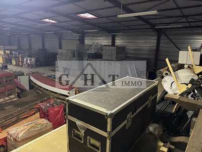 Entrepôt - 1 050 m²