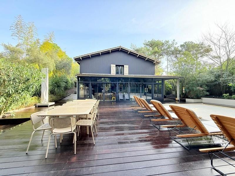 Villa - 242 m² - 12 pièces