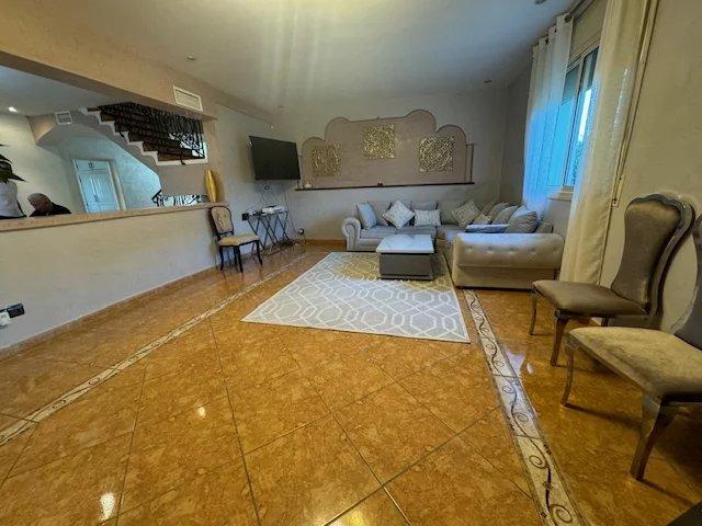 Maison - 270 m² - 9 pièces