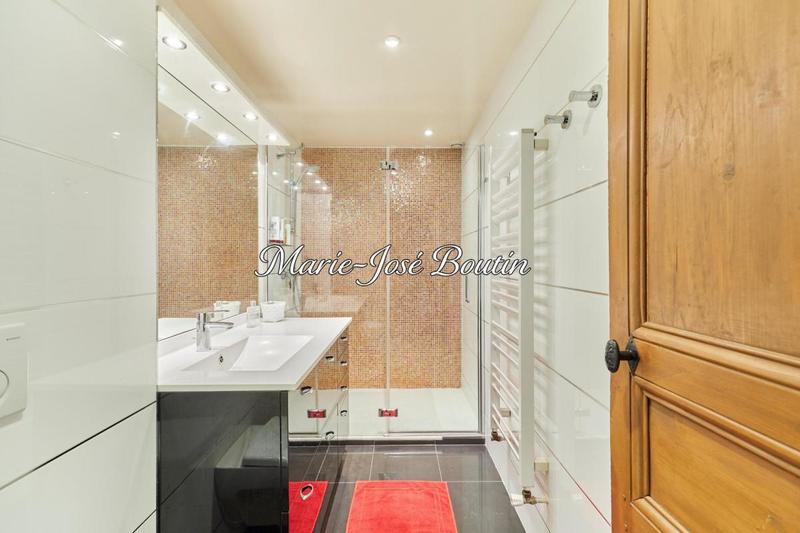 Maison - 250 m² - 9 pièces