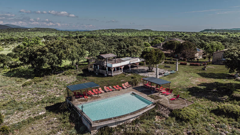 Mas - 1 650 m² - 40 pièces