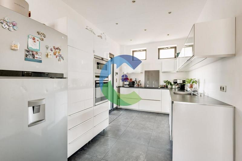 Maison - 247 m² - 7 pièces