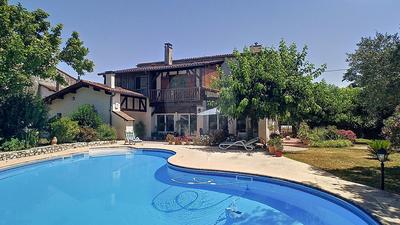 Maison - 275 m² - 9 pièces