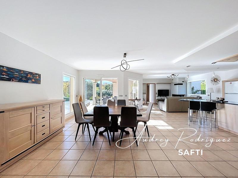 Villa - 210 m² - 8 pièces