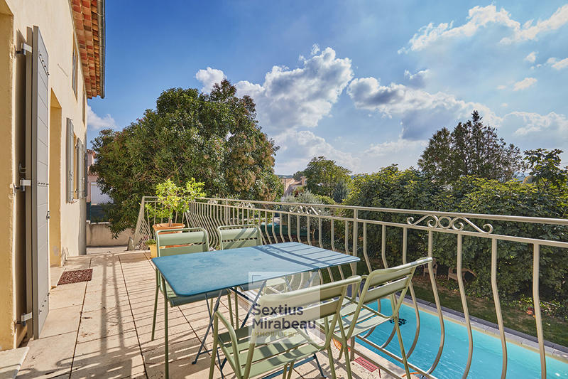 Maison - 245 m² - 9 pièces