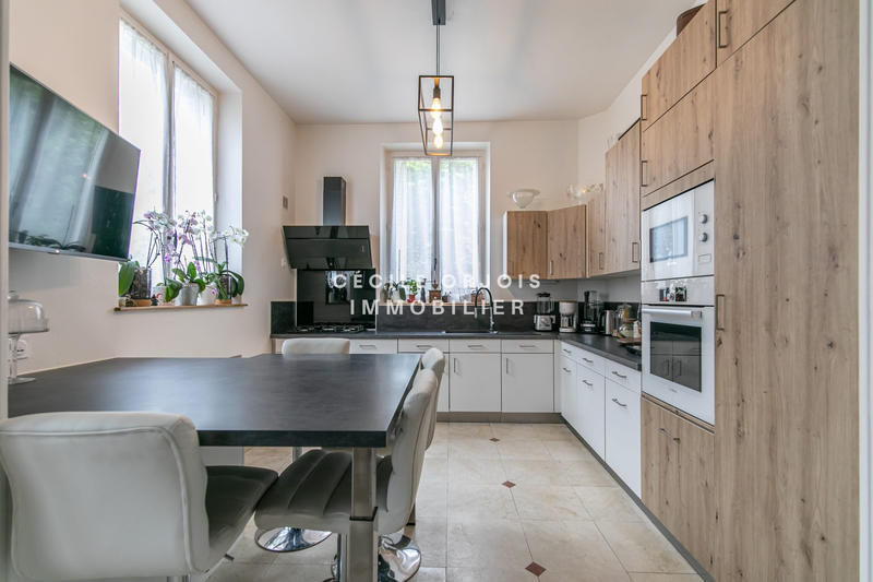 Maison - 272 m² - 11 pièces