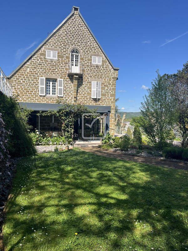 Maison - 310 m² - 10 pièces