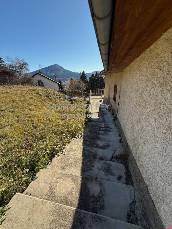 Maison - 250 m² - 6 pièces