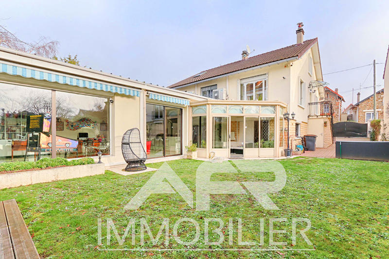 Maison - 300 m² - 8 pièces