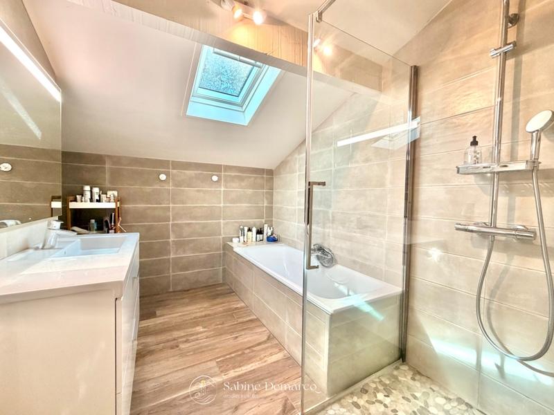 Maison - 230 m² - 6 pièces