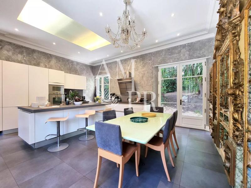 Maison - 370 m² - 8 pièces