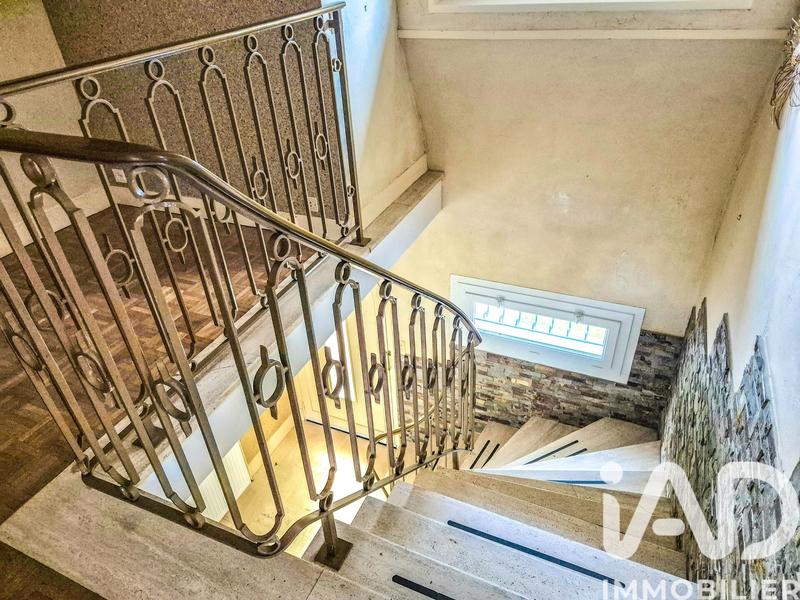 Maison - 200 m² - 7 pièces