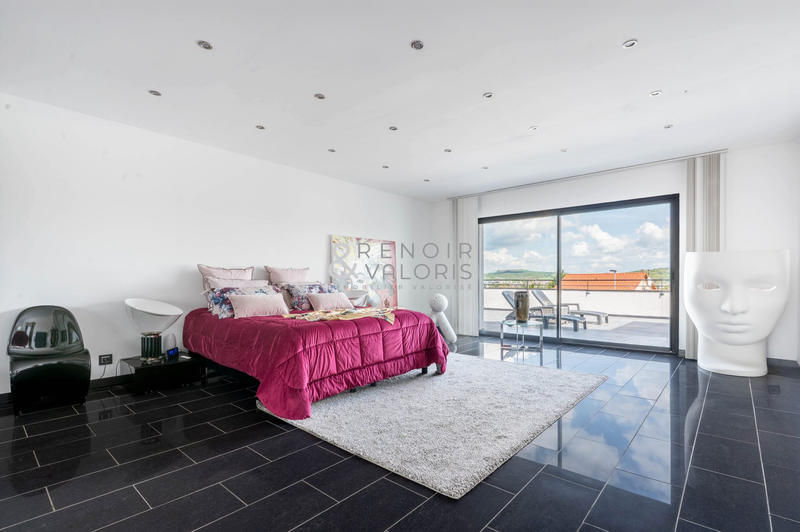 Maison contemporaine - 370 m² - 7 pièces