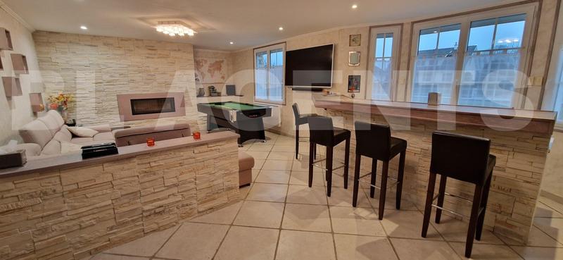 Propriété - 244 m² - 10 pièces