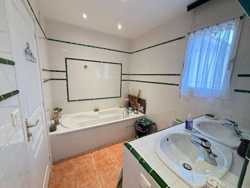 Villa - 245 m² - 10 pièces