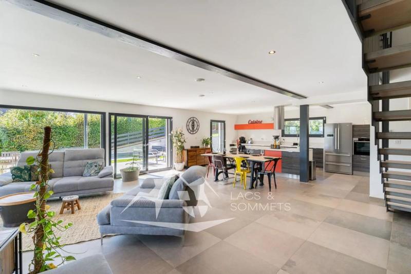 Villa - 243 m² - 9 pièces