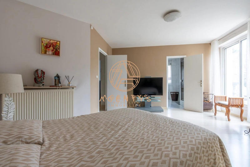 Maison - 205 m² - 8 pièces