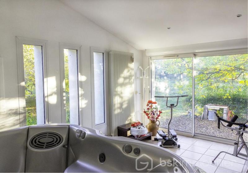 Maison traditionnelle - 187 m² - 7 pièces