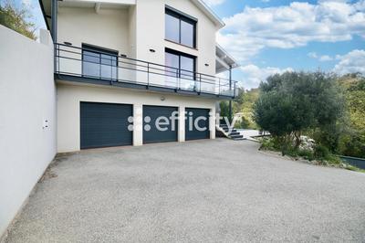 Maison - 246 m² - 5 pièces