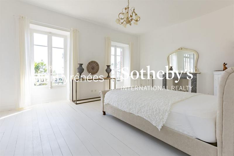 Maison de maîtres - 430 m² - 8 pièces