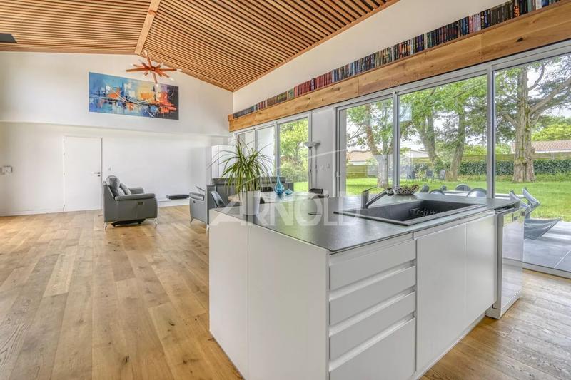 Maison - 208 m² - 8 pièces