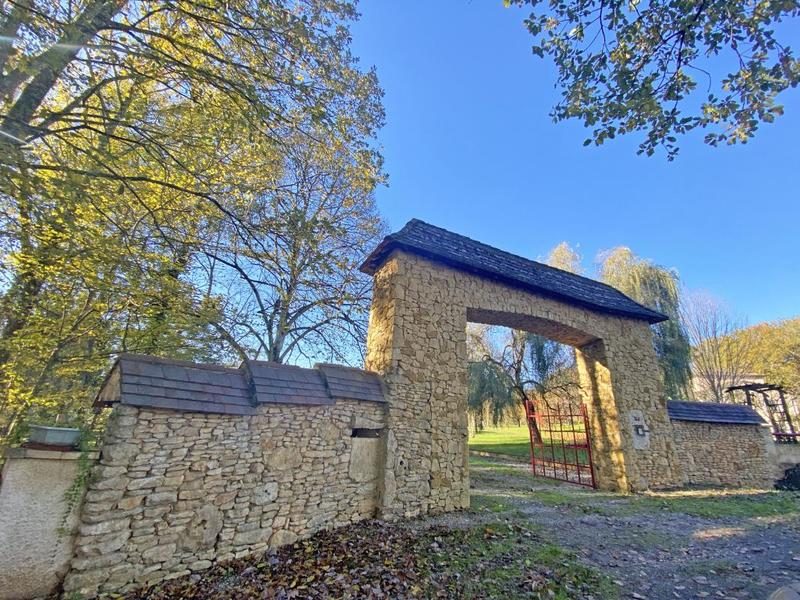 Propriété - 235 m² - 6 pièces