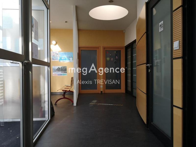 Local commercial - 180 m² - 9 pièces