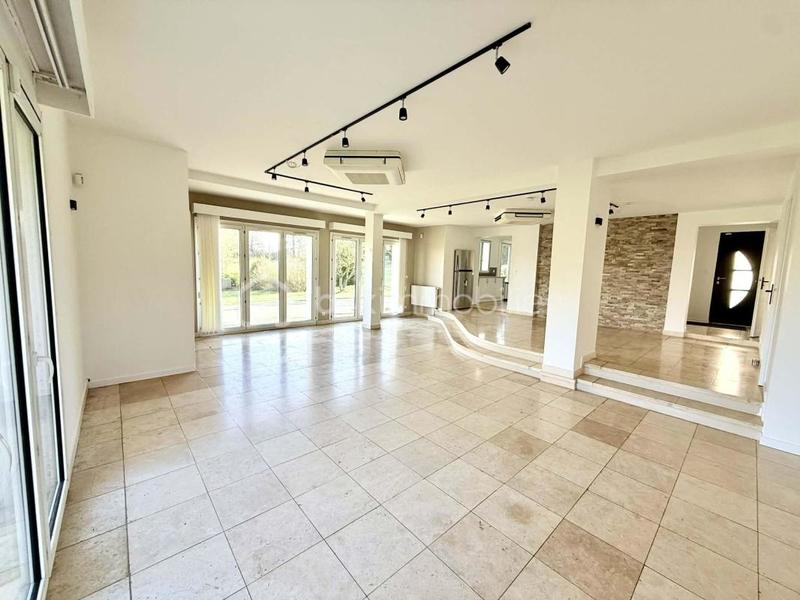 Propriété - 195 m² - 9 pièces