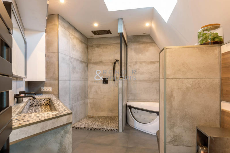 Appartement - 147 m² - 6 pièces